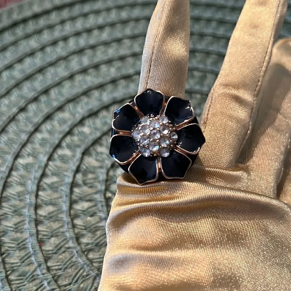 Simply stunning navy blue with gold colored trim and crystals flower ring EUC
